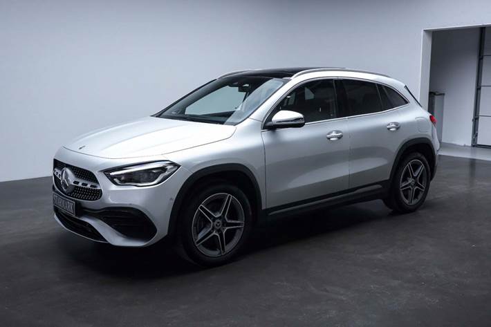Sølv Mercedes GLA250 e fra 2022 set udefra