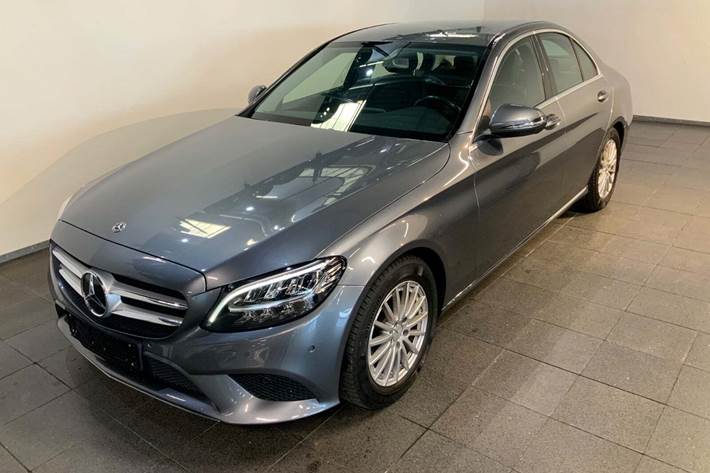 Grå Mercedes C220 d fra 2019 set udefra