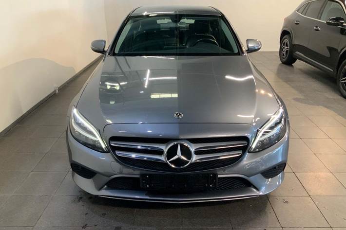 Grå Mercedes C220 d fra 2019