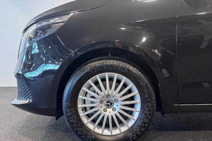 Sort Mercedes EQV300 fra 2023