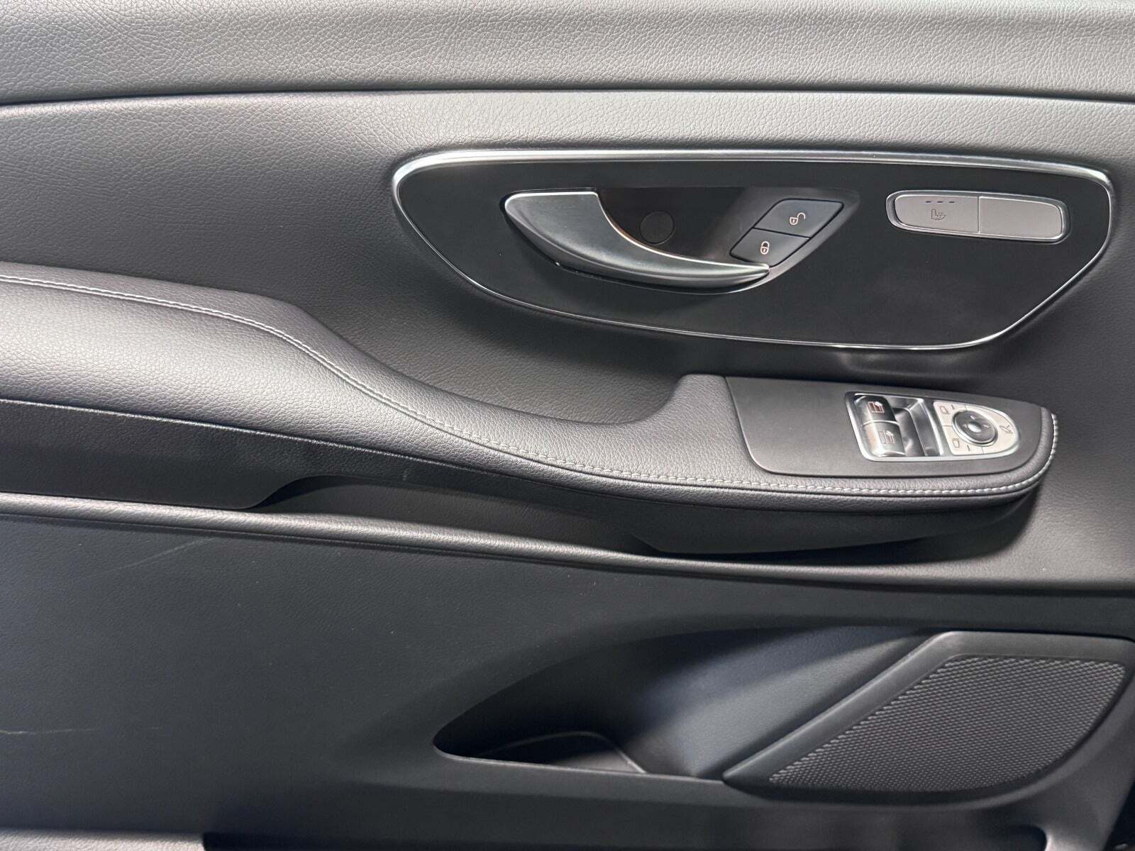 Sort Mercedes EQV300 fra 2023