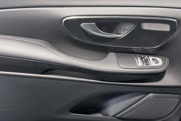 Sort Mercedes EQV300 fra 2023