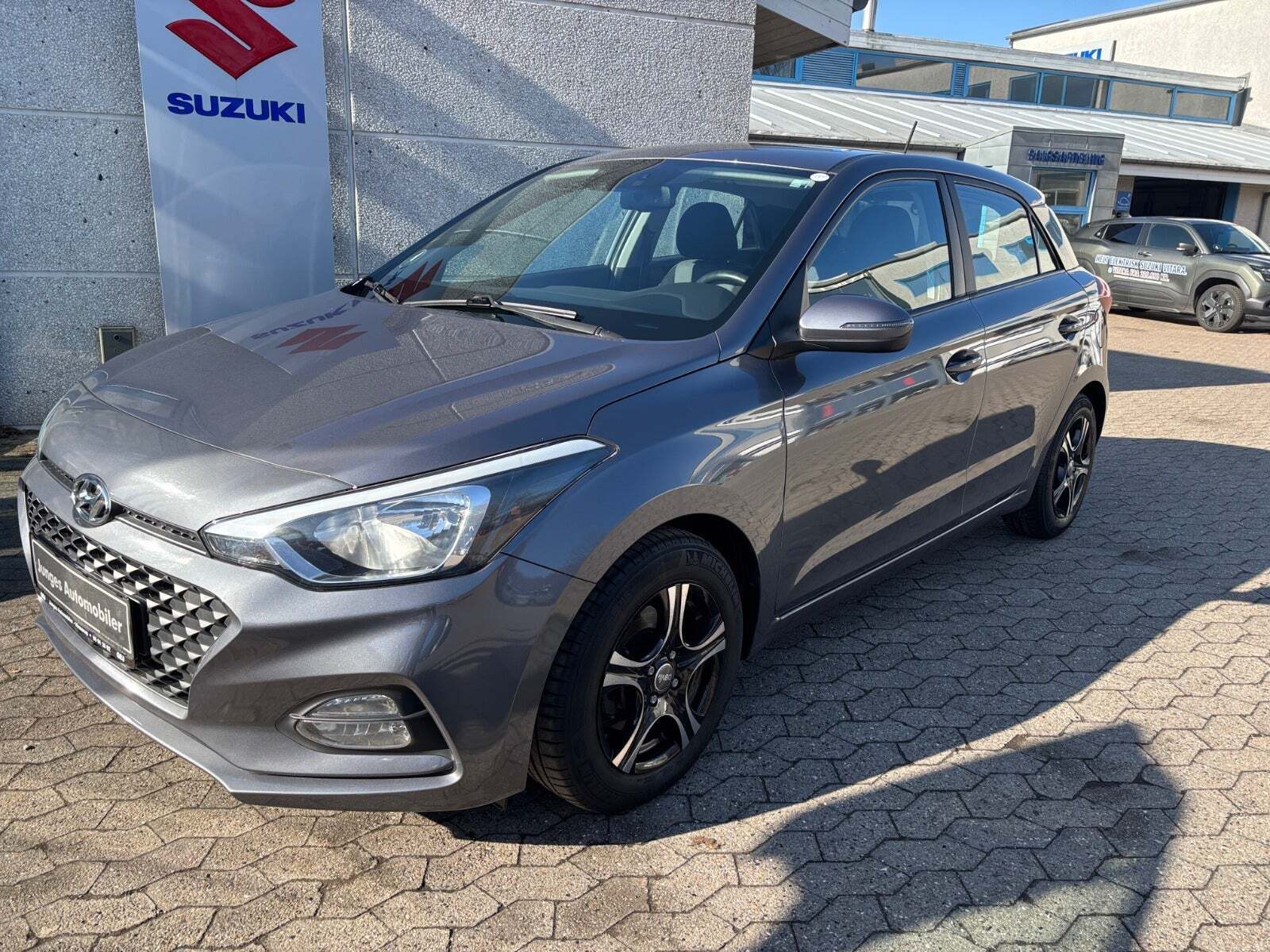Grå Hyundai i20 fra 2020 set udefra