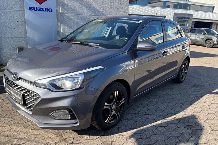 Grå Hyundai i20 fra 2020 set udefra