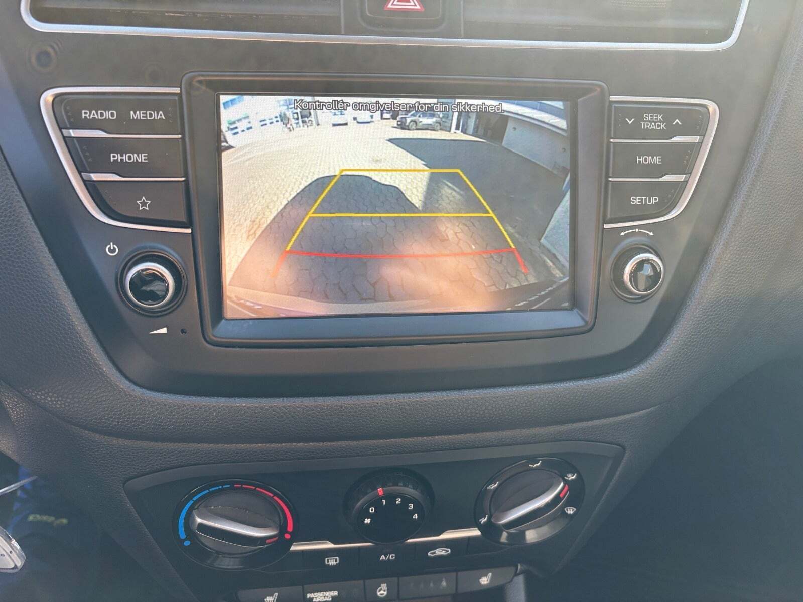 Grå Hyundai i20 fra 2020