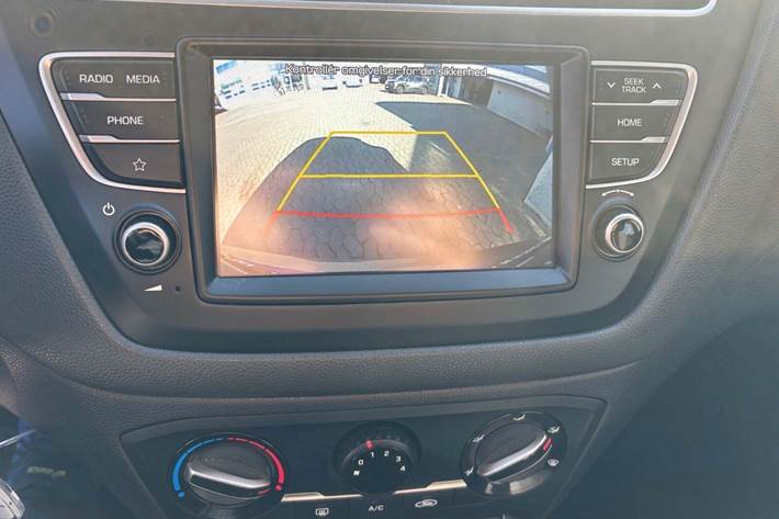 Grå Hyundai i20 fra 2020