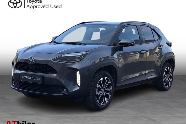 Grå Toyota Yaris Cross fra 2024 set udefra