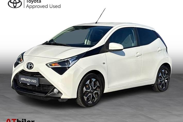 Hvid Toyota Aygo fra 2021 set udefra