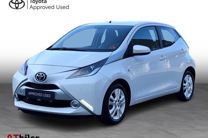 Hvid Toyota Aygo fra 2016 set udefra