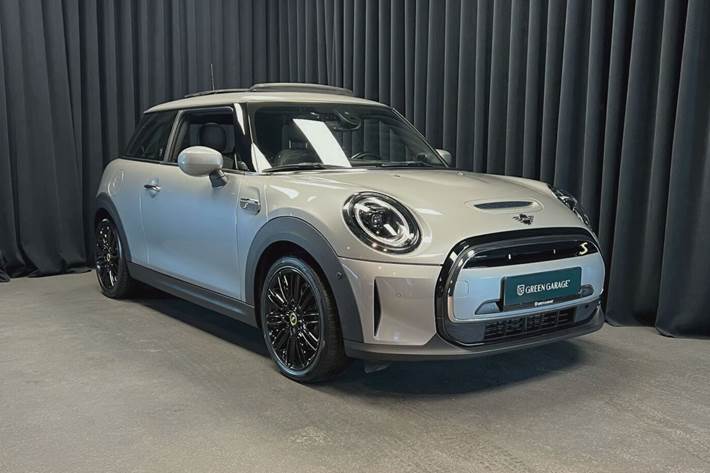 Sølv Mini Cooper fra 2023 set udefra