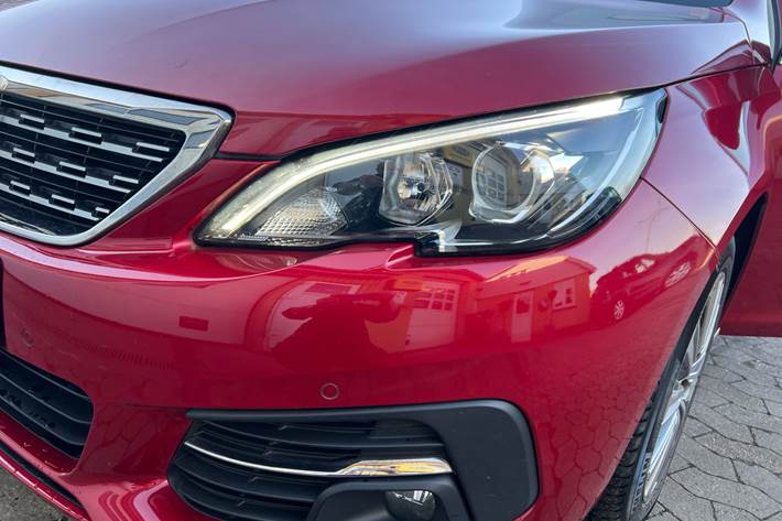Rød Peugeot 308 fra 2018