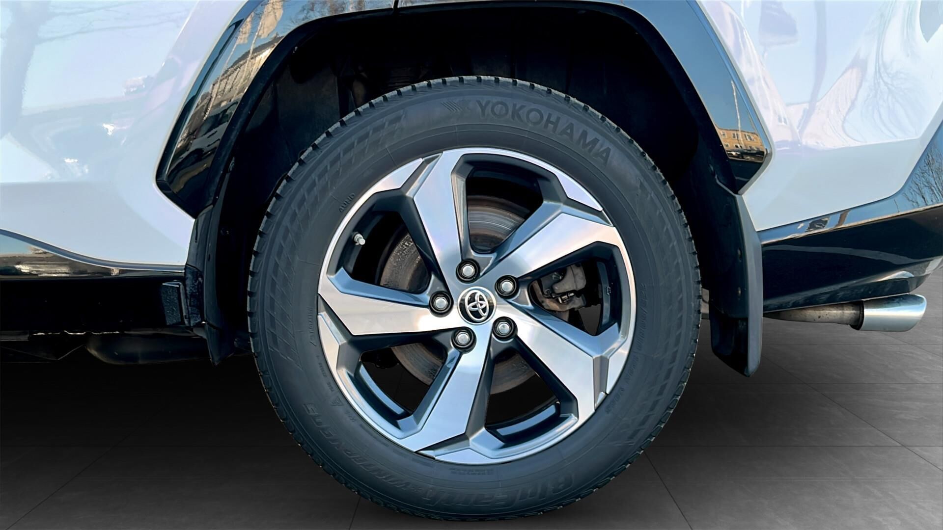 Hvid Toyota RAV4 Plug-in fra 2020