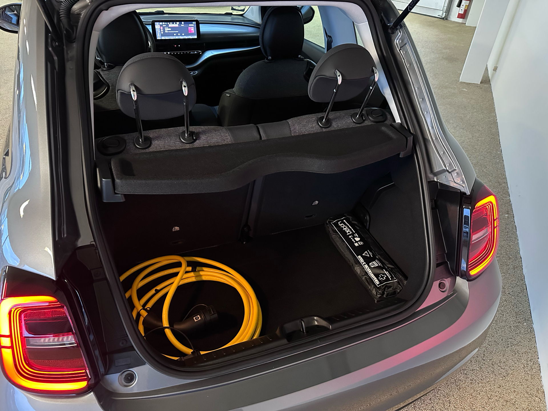 Grå Fiat 500e fra 2023