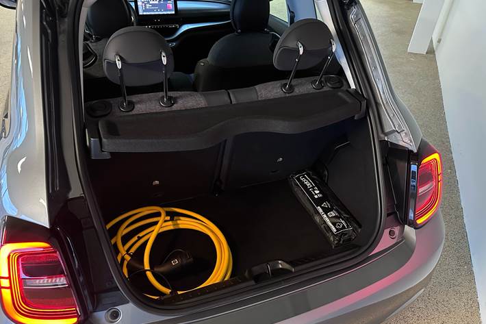 Grå Fiat 500e fra 2023