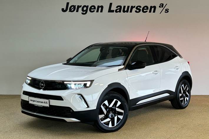 Hvid Opel Mokka-e fra 2023 set udefra