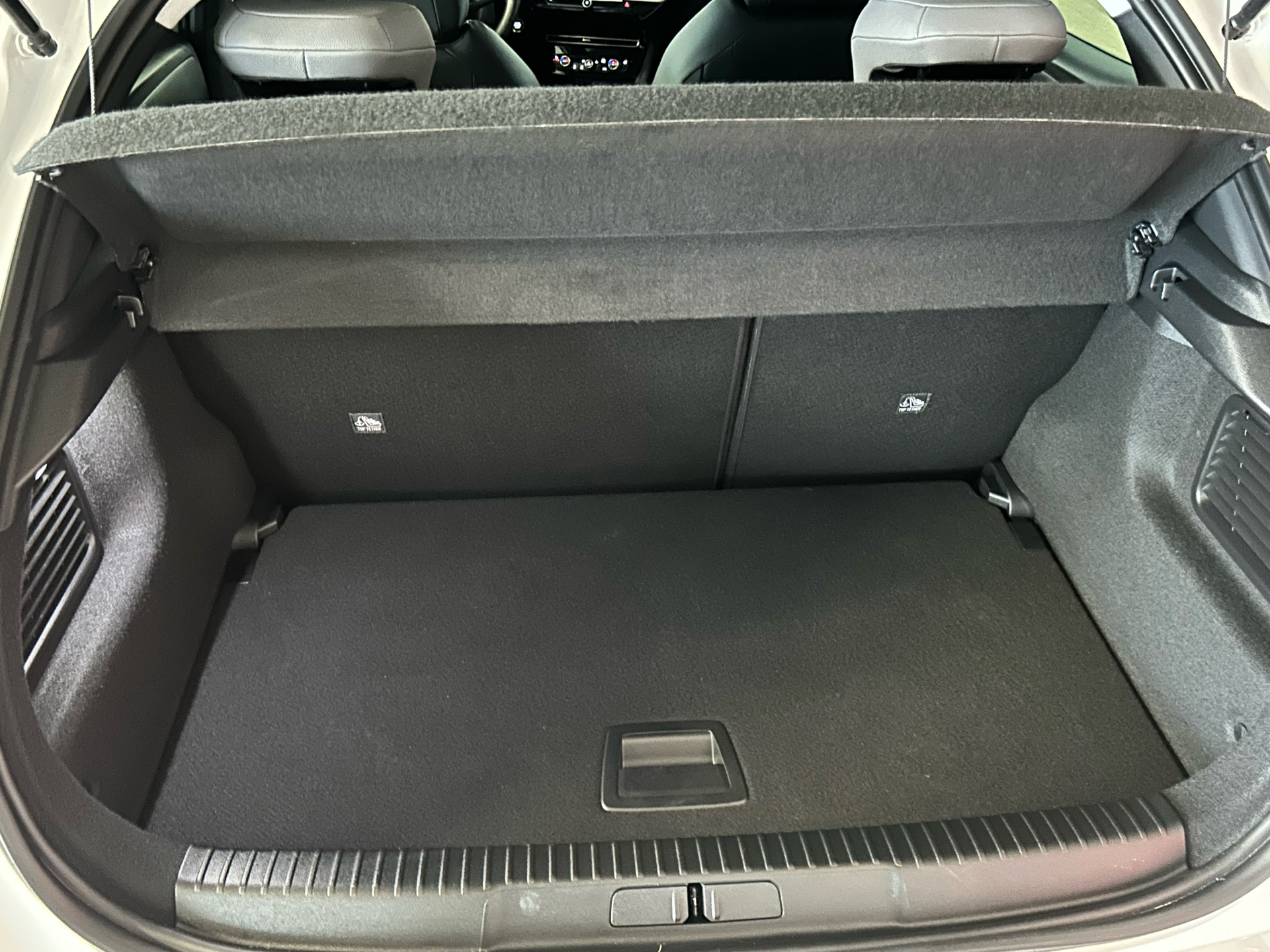 Hvid Opel Mokka-e fra 2023