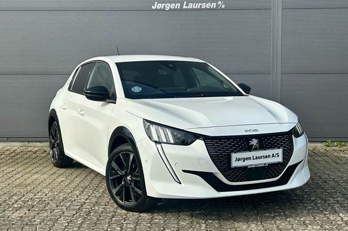Hvid Peugeot 208 fra 2024 set udefra