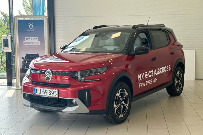 Rød Citroën e-C3 Aircross fra 2025 set udefra