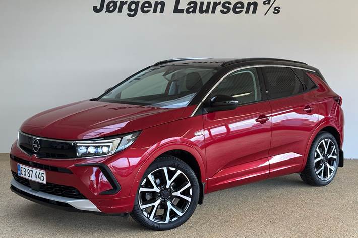 Rød Opel Grandland fra 2022 set udefra