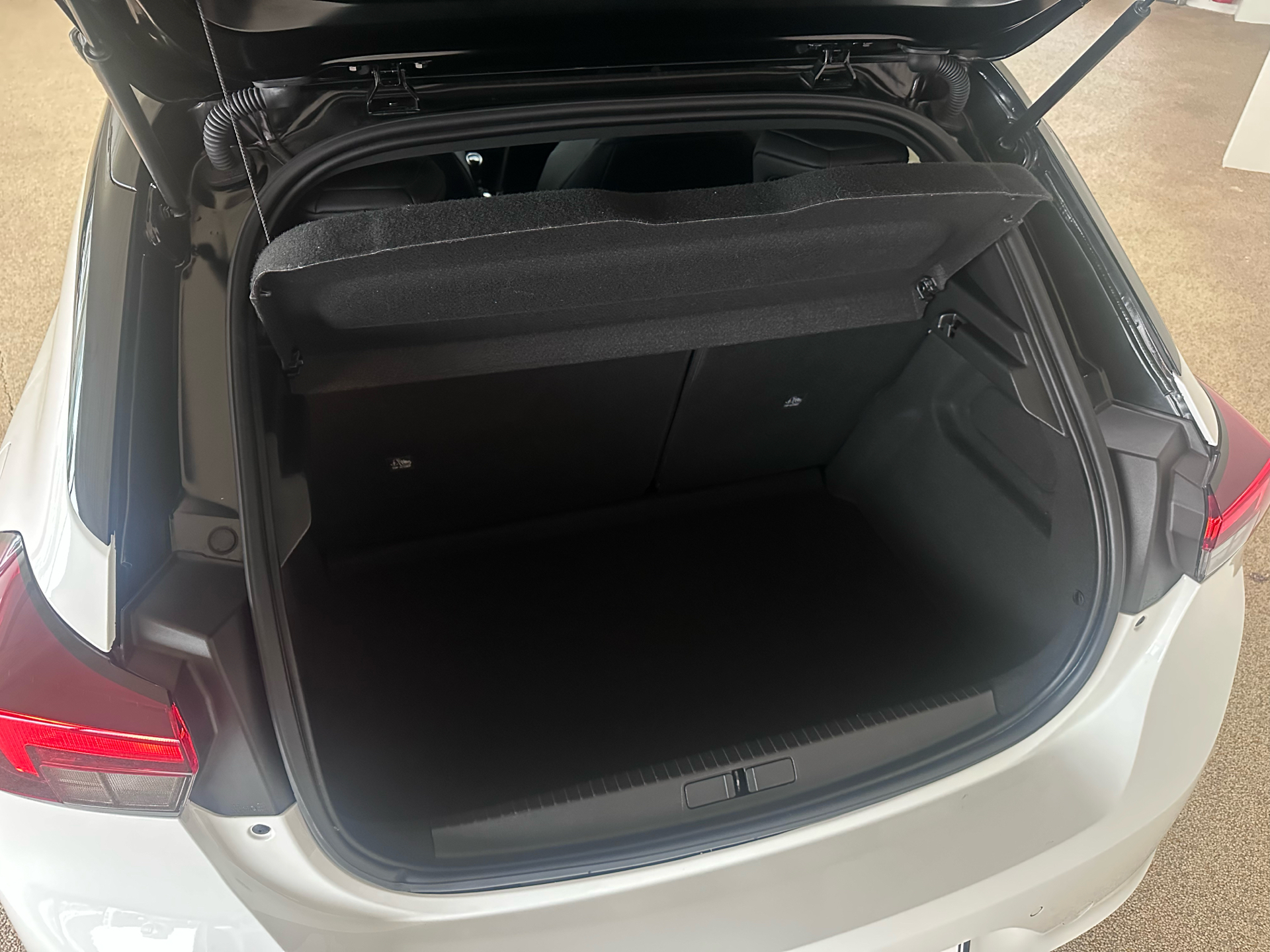 Hvid Opel Corsa fra 2022