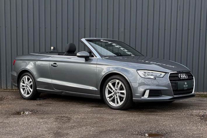 Grå Audi A3 fra 2019 set udefra
