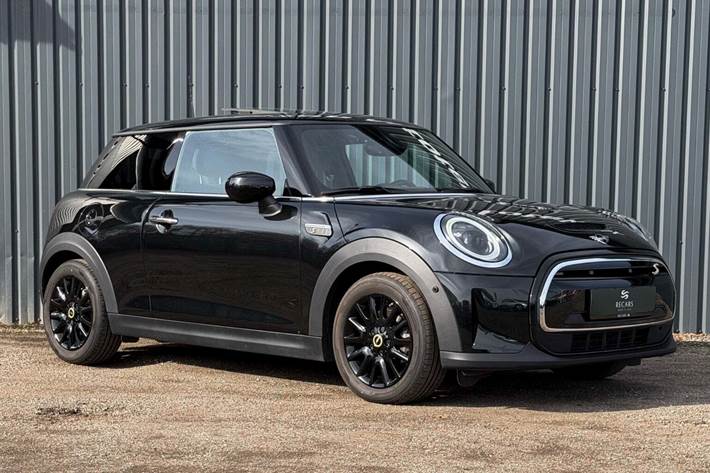 Sort Mini Cooper SE fra 2023 set udefra