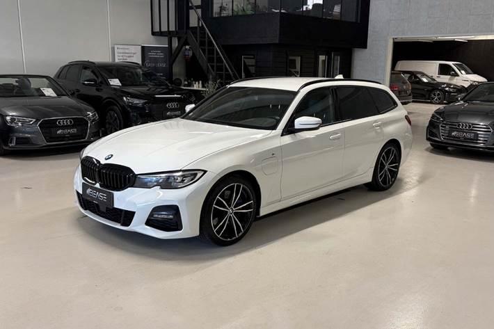 Hvid BMW 330e fra 2020 set udefra