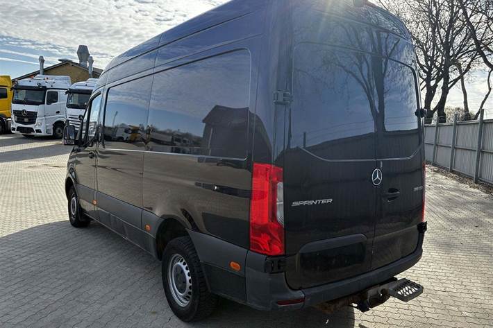 Sort Mercedes Sprinter 319 fra 2020