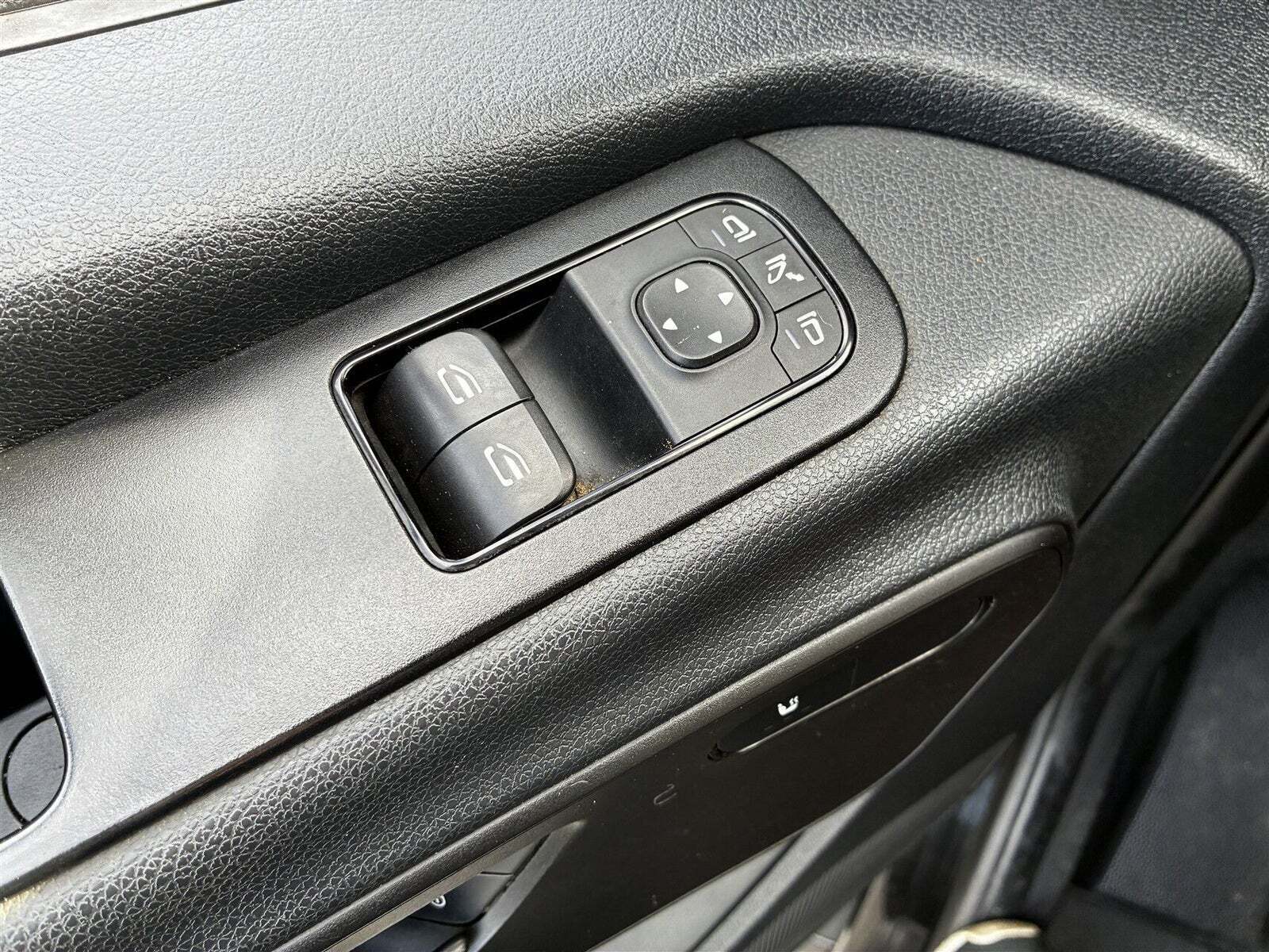 Sort Mercedes Sprinter 319 fra 2020