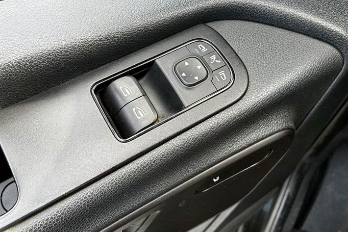 Sort Mercedes Sprinter 319 fra 2020