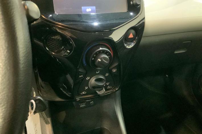 Hvid Toyota Aygo fra 2015