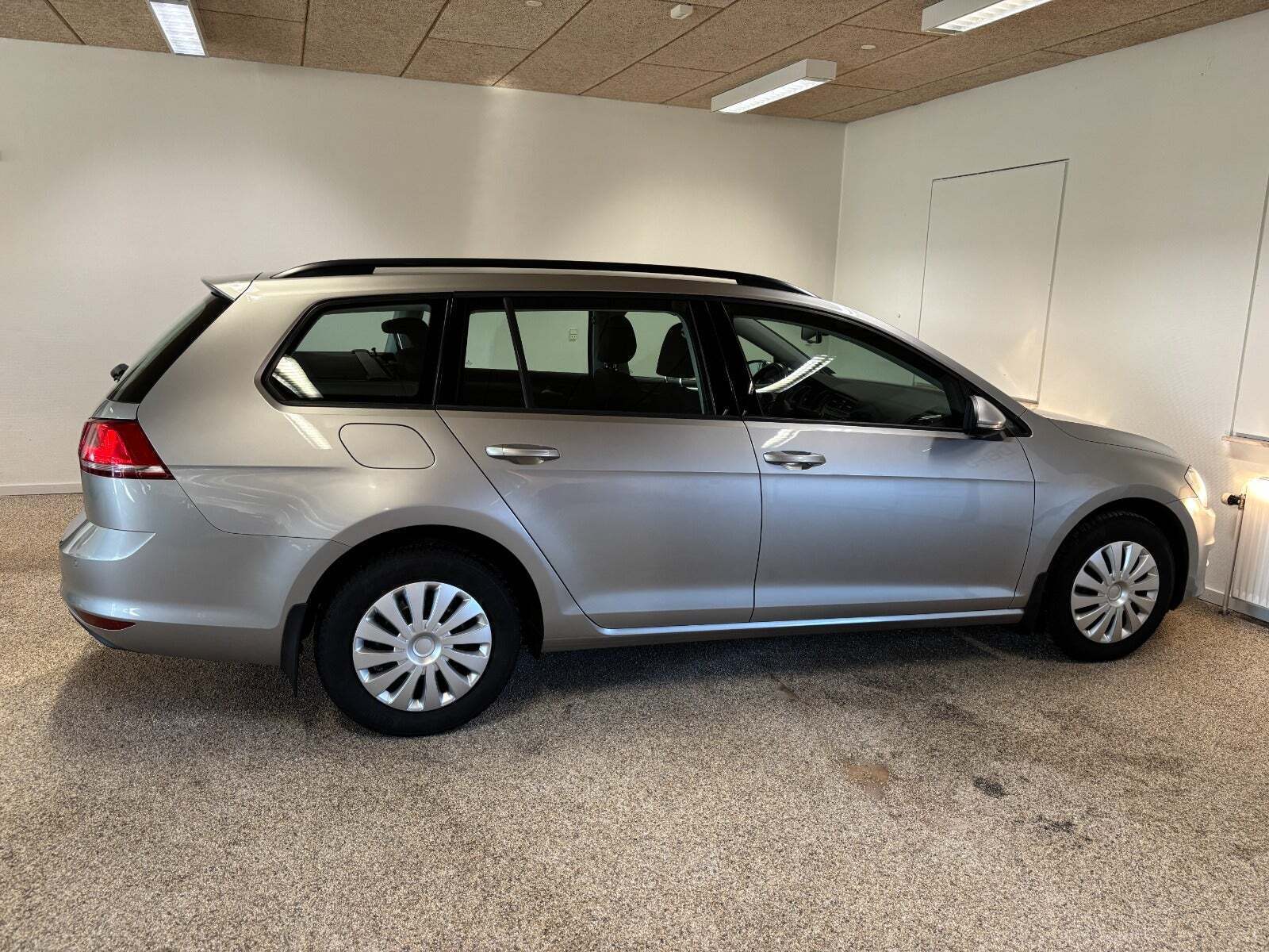 Grå VW Golf VII fra 2014