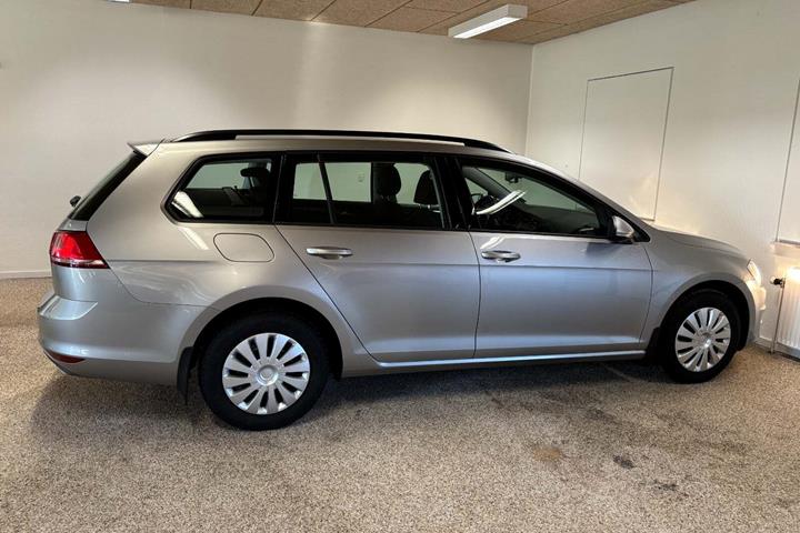 Grå VW Golf VII fra 2014