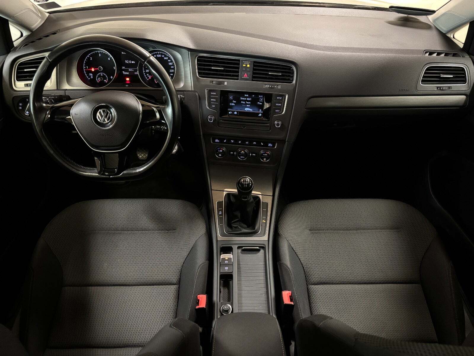 Grå VW Golf VII fra 2014