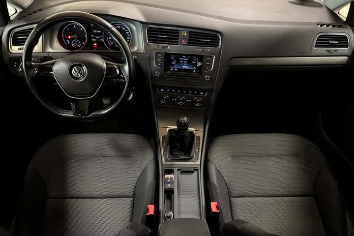 Grå VW Golf VII fra 2014