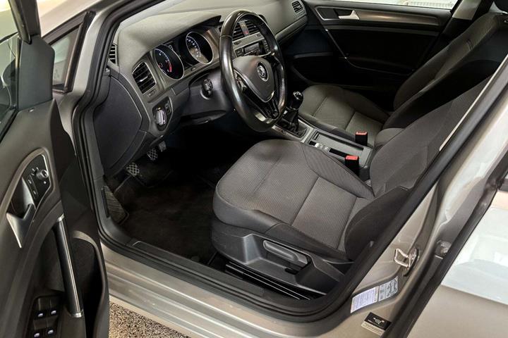 Grå VW Golf VII fra 2014
