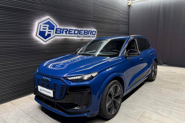 Sort Audi Q6 e-tron fra 2025 set udefra