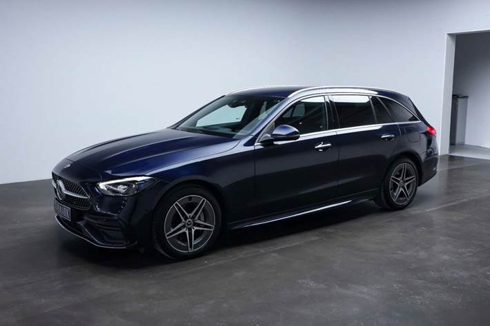 Blå Mercedes C300 e fra 2023 set udefra