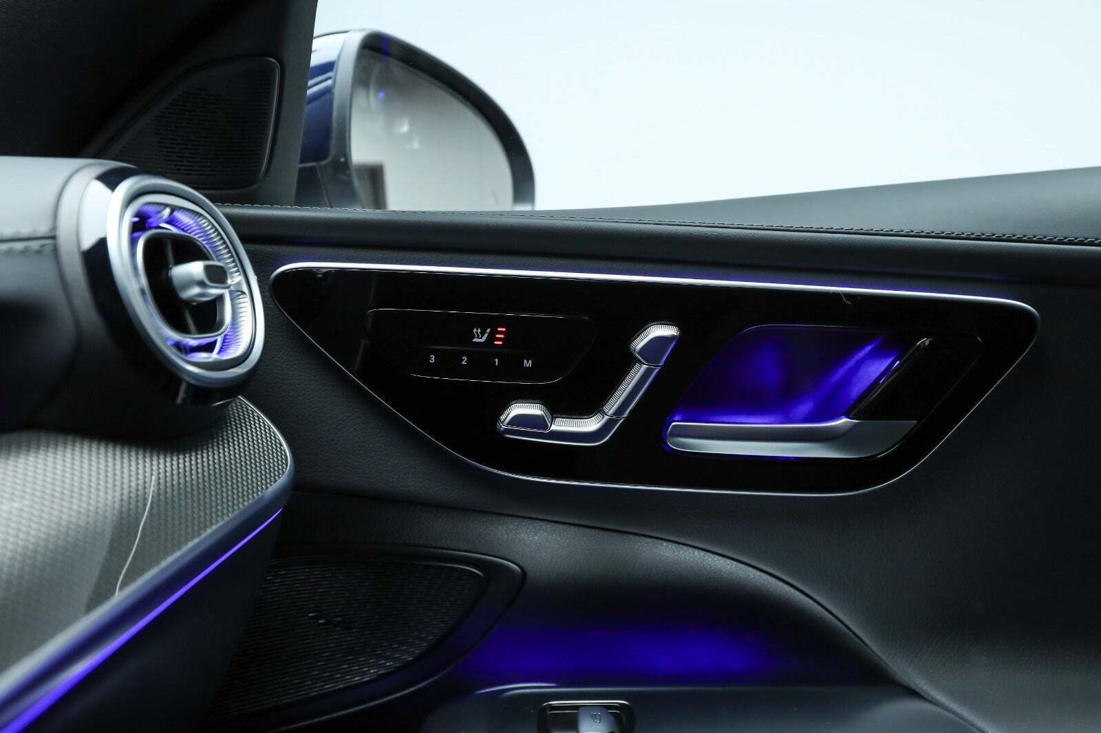 Blå Mercedes C300 e fra 2023