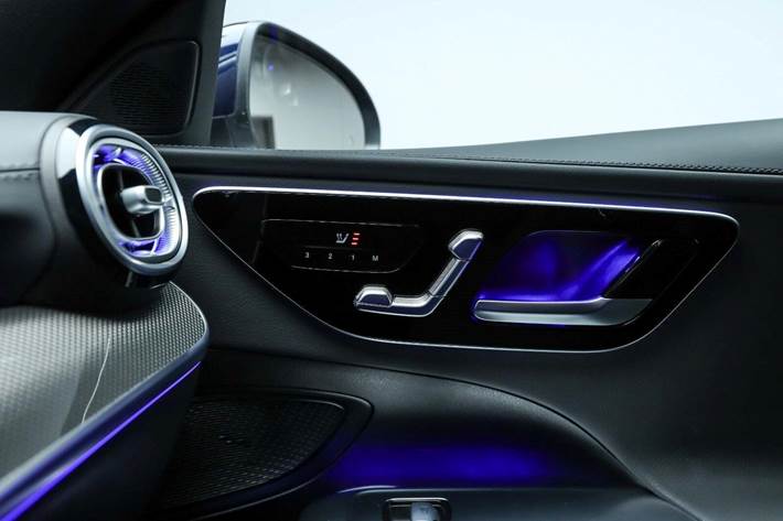 Blå Mercedes C300 e fra 2023