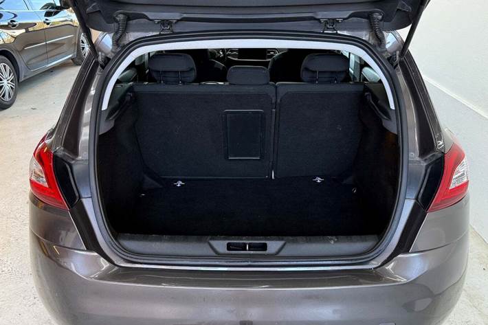 Grå Peugeot 308 fra 2016