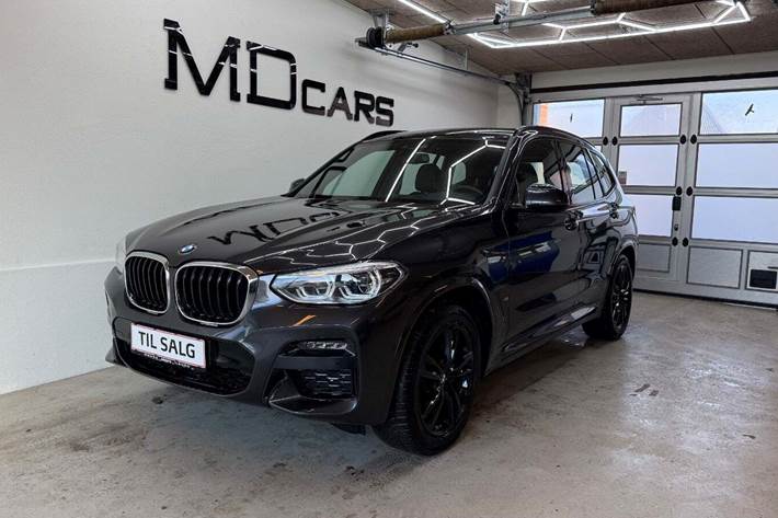 Grå BMW X3 fra 2021 set udefra