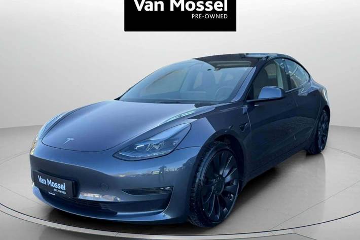 Grå Tesla Model 3 fra 2022 set udefra