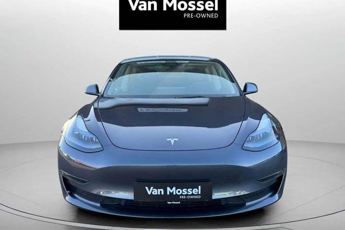Grå Tesla Model 3 fra 2022