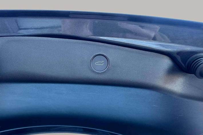 Grå Tesla Model 3 fra 2022