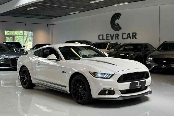 Hvid Ford Mustang fra 2017 set udefra