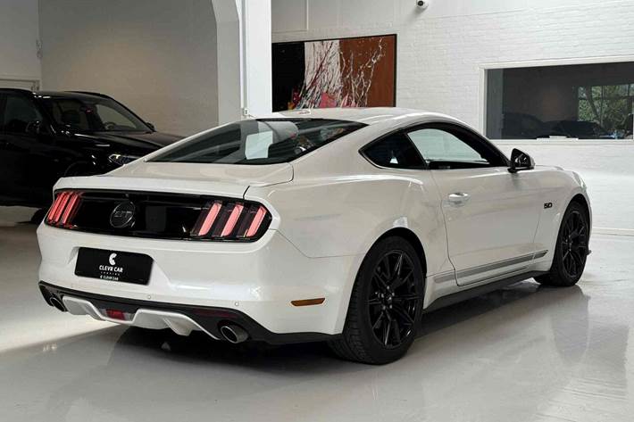 Hvid Ford Mustang fra 2017