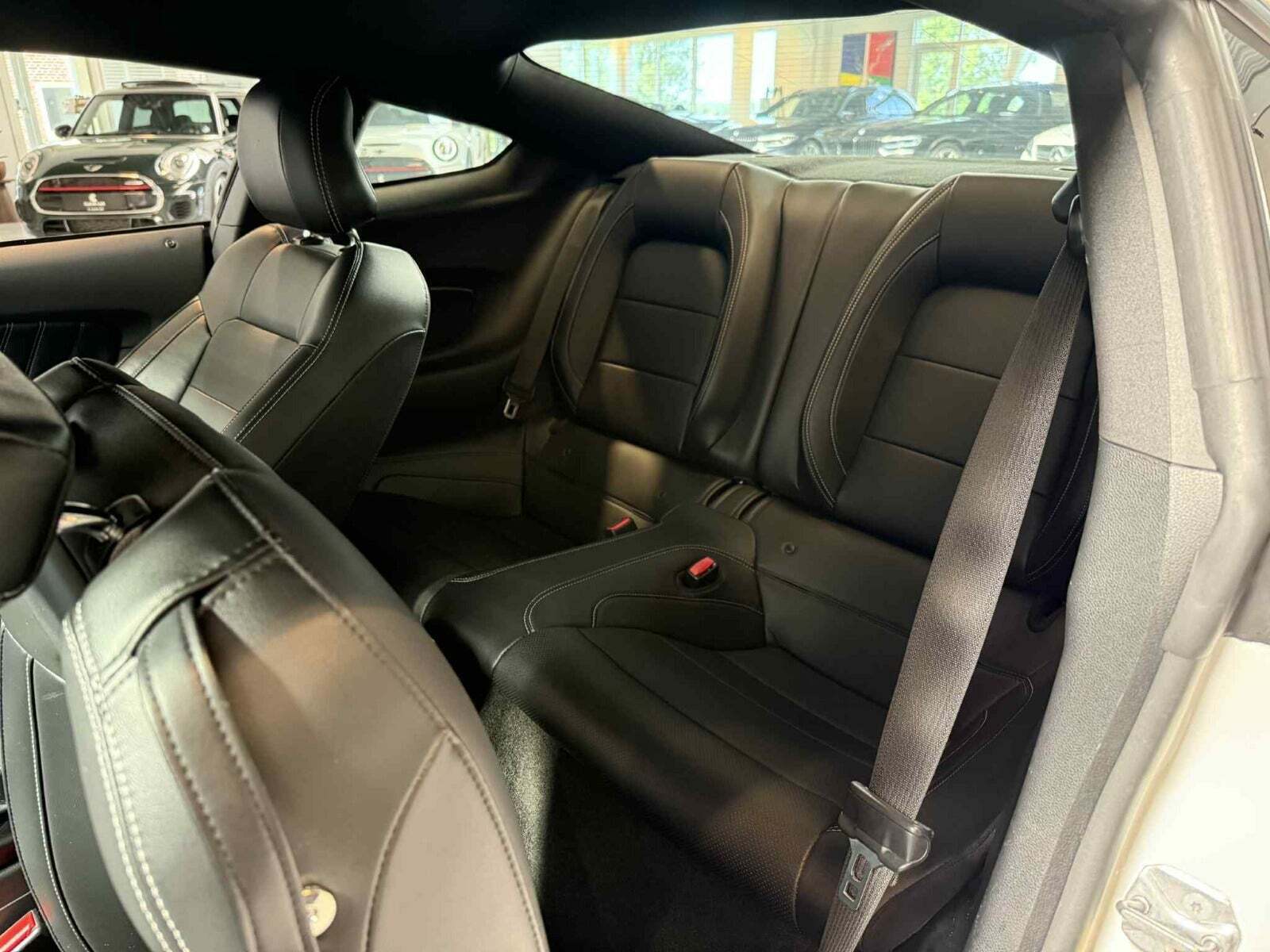 Hvid Ford Mustang fra 2017