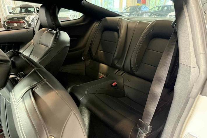 Hvid Ford Mustang fra 2017