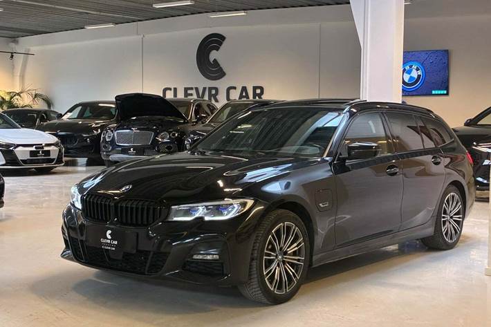 Sort BMW 330e fra 2022 set udefra